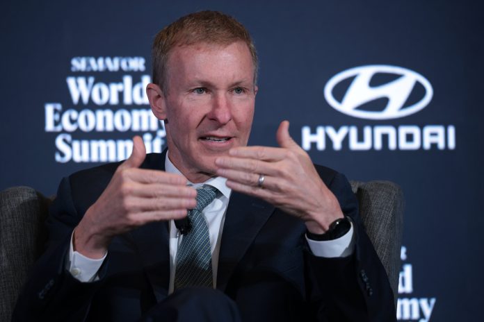 United Airlines CEO warns an extended shutdown will hurt bookings