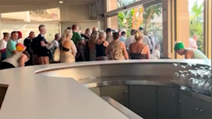 Tourists shown in stampede for pool lounge chairs after endless wait at holiday resort