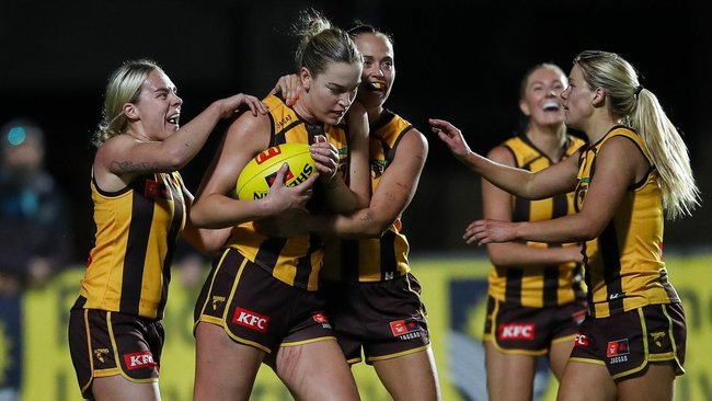 North Melbourne’s record winning streak ended as Hawthorn pull off incredible upset