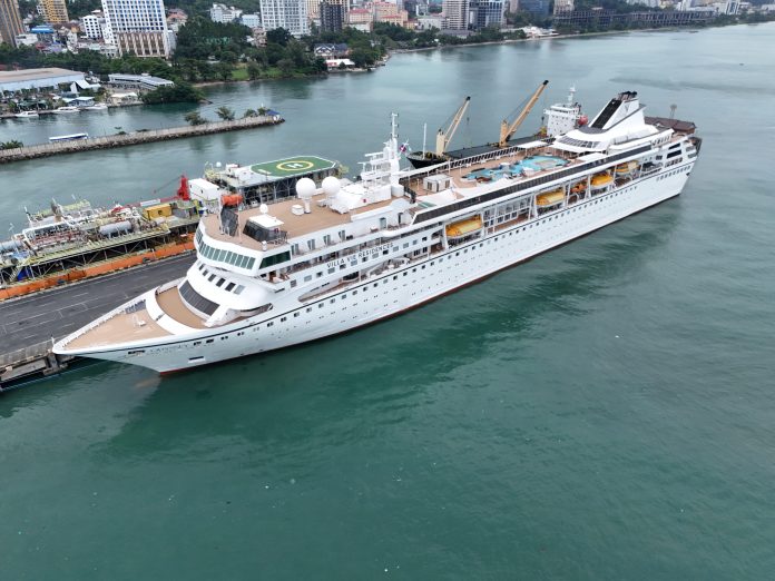 Luxury round-the-world cruise ends abruptly as fuel costs skyrocket